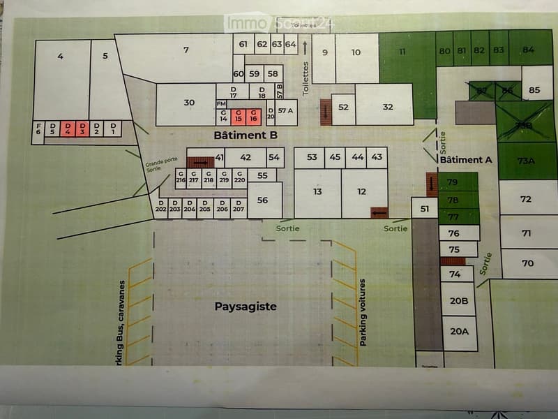Floor plan of a building labeled "Bâtiment B" with multiple numbered rooms, toilets, parking areas, and exits.