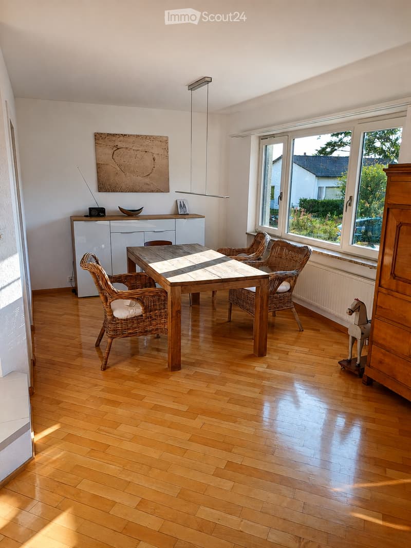 Freistehendes 5½-Zimmer-Einfamilienhaus mit idyllischem, sonnigem Garten (8)