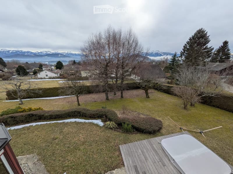 well maintained garden with wooden deck and jacuzzi