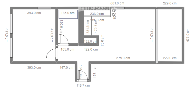 Floor plan of a rectangular room with dimensions labeled in centimeters. The room includes a smaller enclosed area in the center, likely a closet or storage space, and a curved corner near the entrance.