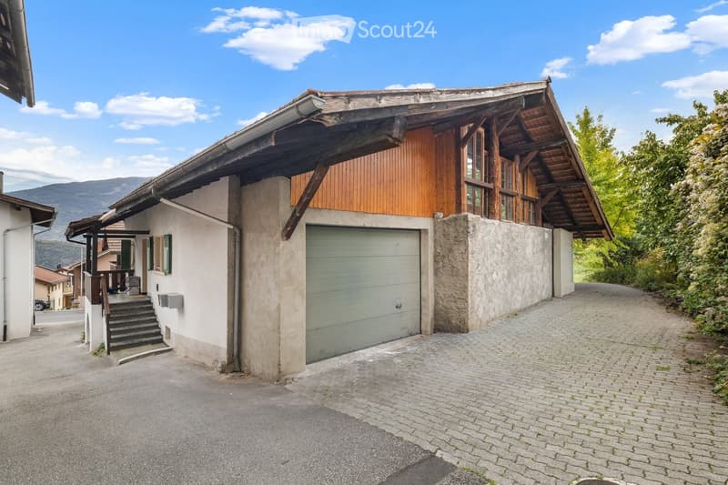 Maison individuelle spacieuse entièrement rénovée à St-Séverin (24)