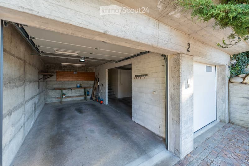 {"type": "Garage", "objects": ["bench", "shelves"], "description": "Garage with concrete walls, a workbench, shelves, and storage space.", "localized_descriptions": {"EN": "Garage with concrete walls, a workbench, shelves, and storage space.", "DE": "Gara