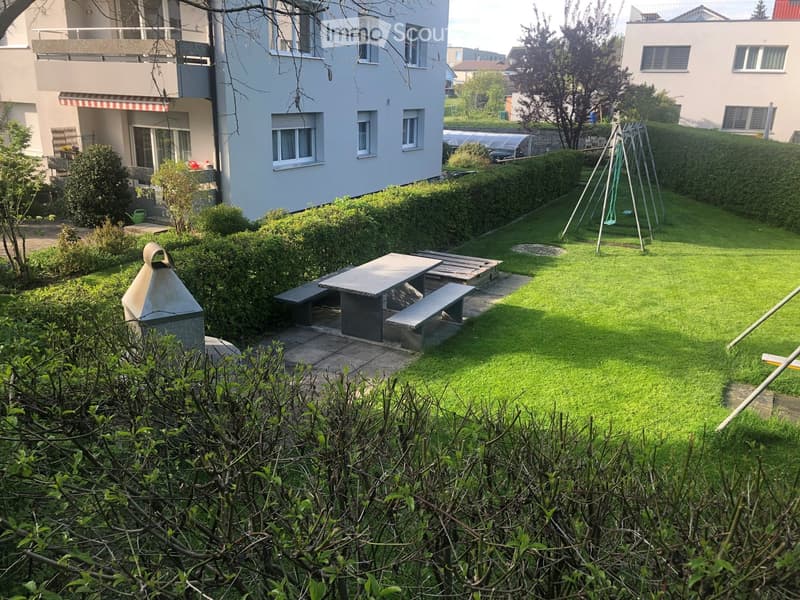 gepflegter Kinderspielplatz hinter dem Haus