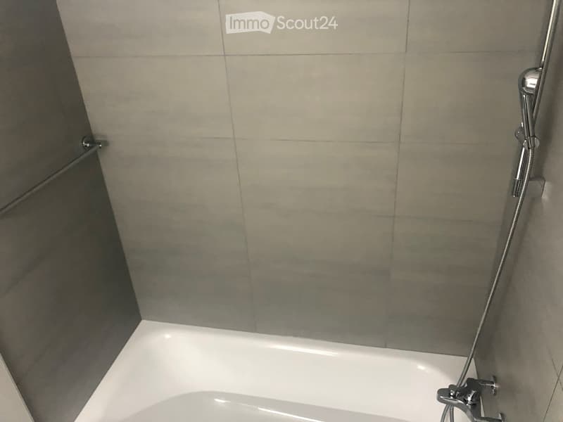 Badewanne mit Douche