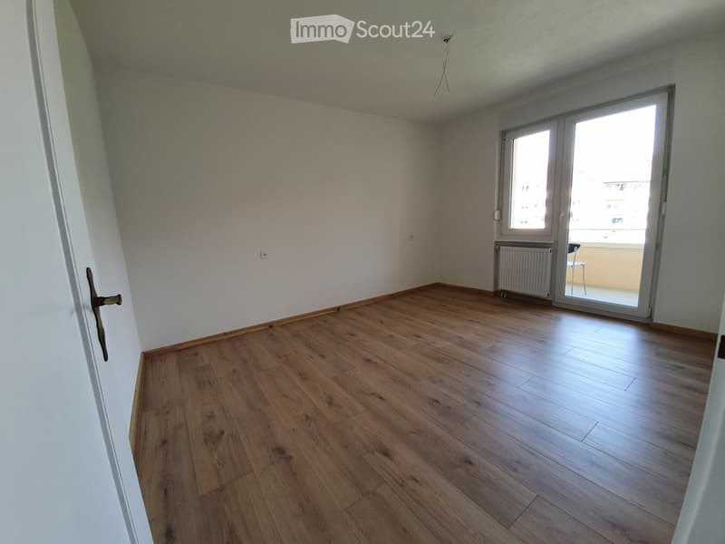 empty room, wooden floor, white walls, sliding glass door, balcony