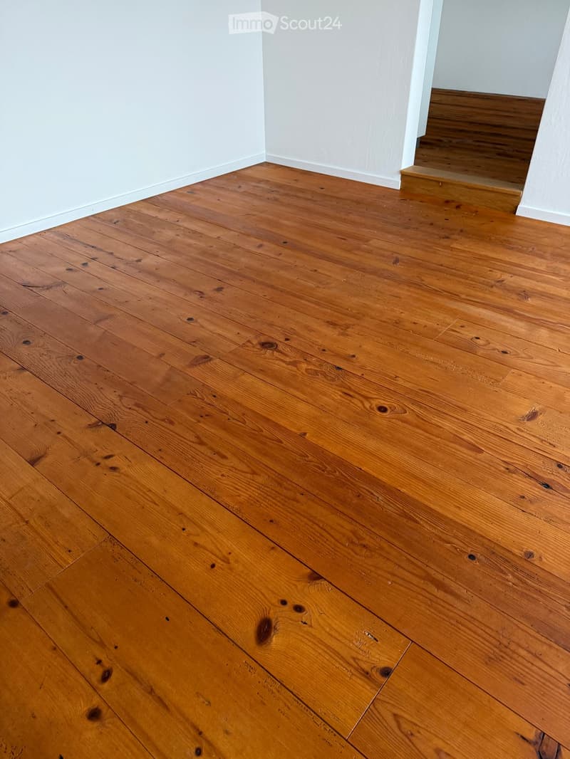 wooden floor, bare room, white walls