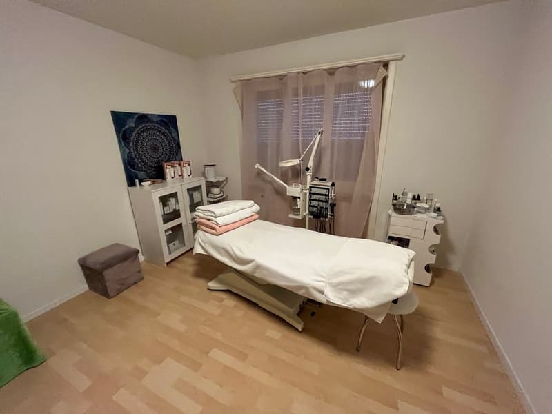 Praxisraum für medizinische Massage- und/oder Kosemtikstudio (1)
