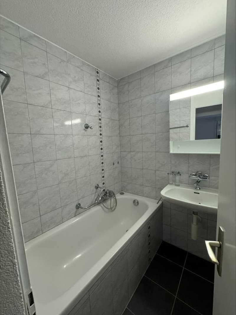 Appartement rénové de 4,5 pièces de 85m2 avec balcon, au 1er étage (10)