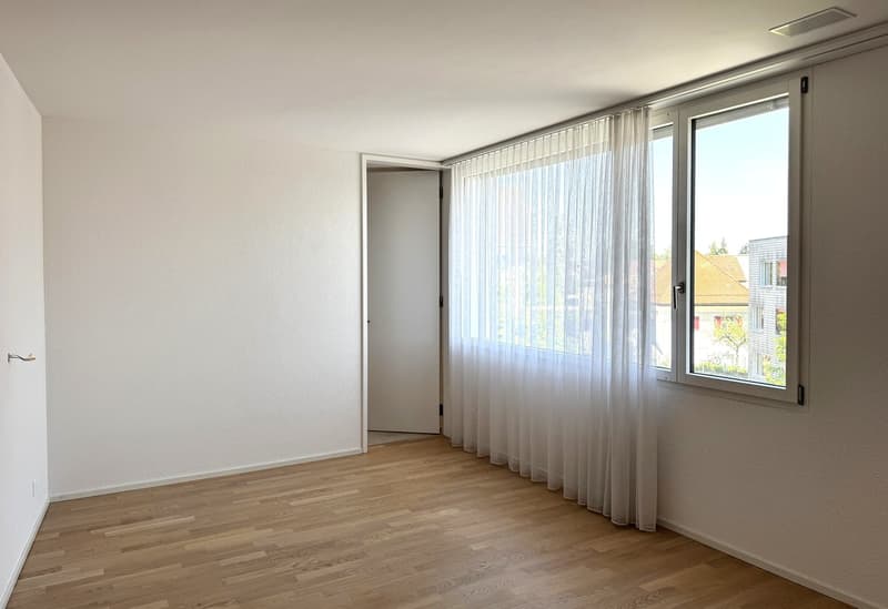 Modern, sunny 4.5-room apartment with balcony, parking space, and large cellar compartment (11)