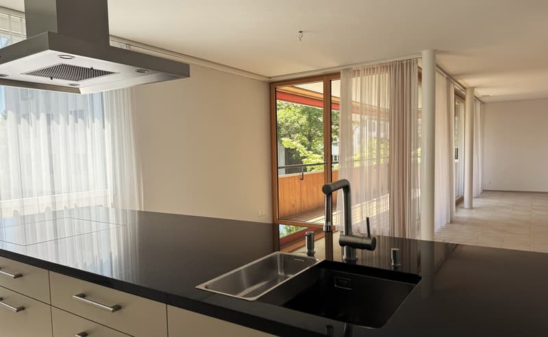 Modern, sunny 4.5-room apartment with balcony, parking space, and large cellar compartment (5)