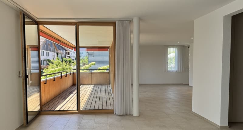 Modern, sunny 4.5-room apartment with balcony, parking space, and large cellar compartment (8)