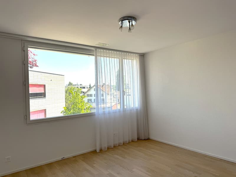 Modern, sunny 4.5-room apartment with balcony, parking space, and large cellar compartment (10)