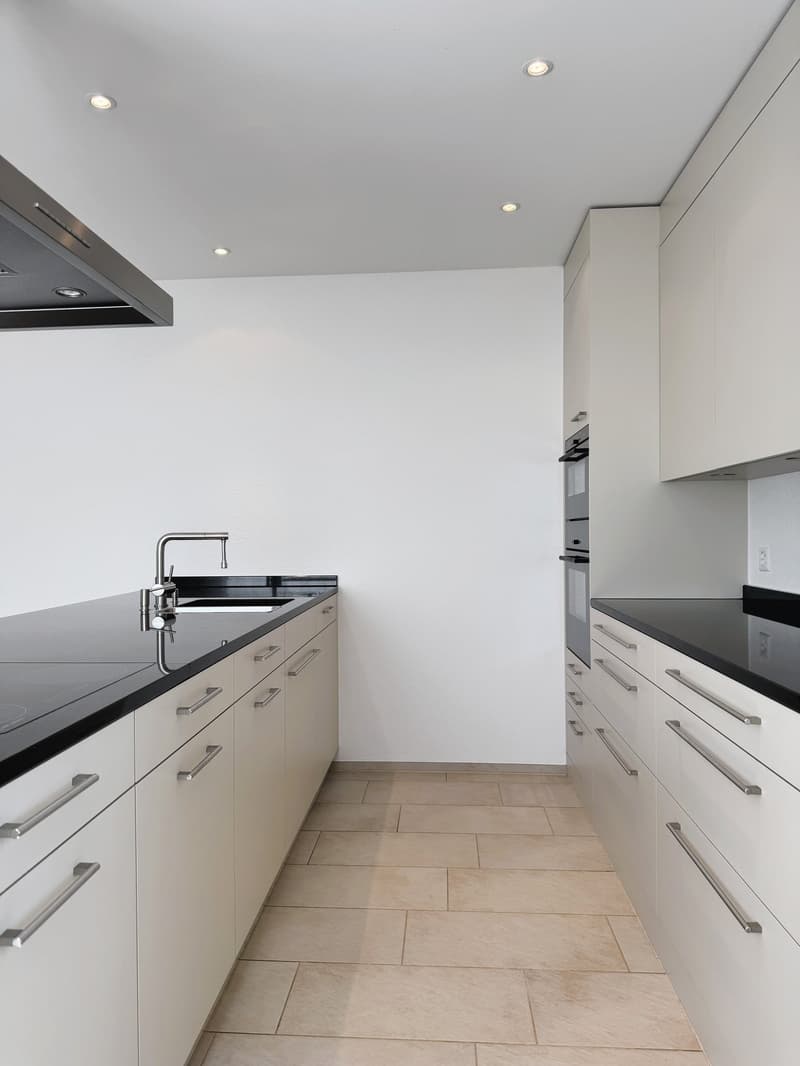Modern, sunny 4.5-room apartment with balcony, parking space, and large cellar compartment (7)