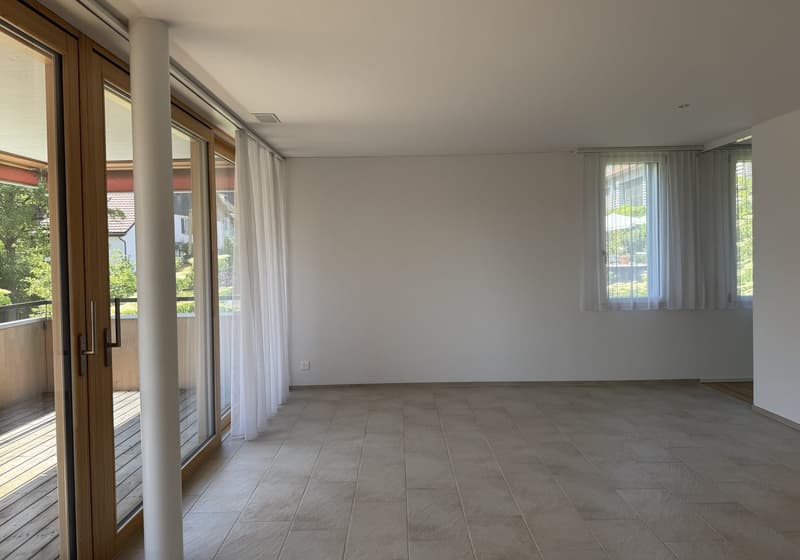 Modern, sunny 4.5-room apartment with balcony, parking space, and large cellar compartment (4)