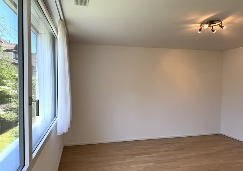 Modern, sunny 4.5-room apartment with balcony, parking space, and large cellar compartment (9)