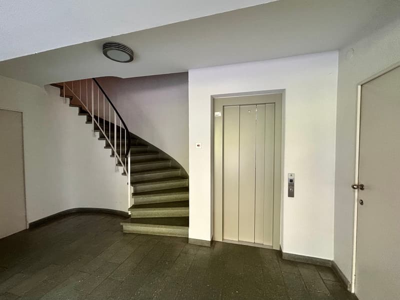Spacious 5-room apartment with balcony, beautiful view & extra room on the ground floor (in building rights) (3)