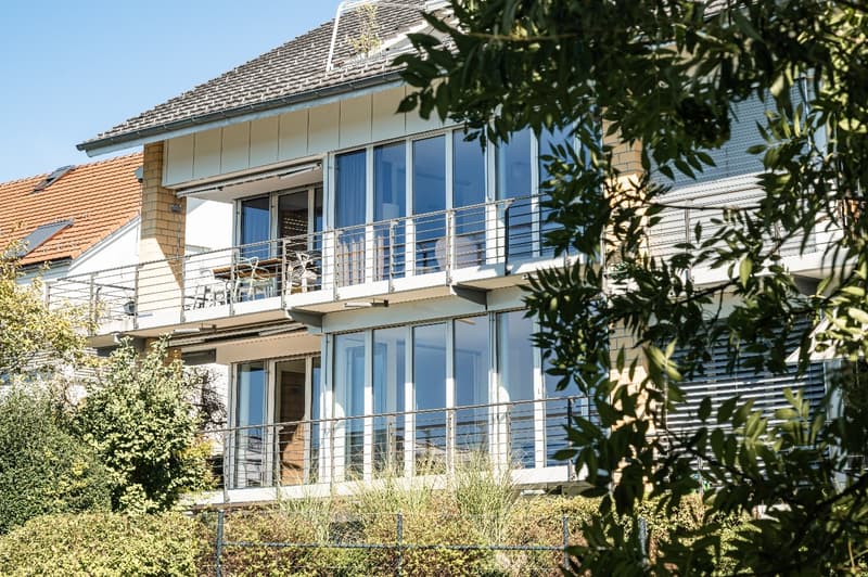 Charmante 3.5-Zimmer-Wohnung mit Balkon und herrlicher Aussicht in Herrliberg (1)