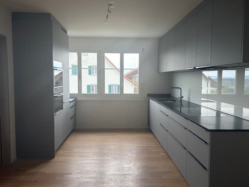 Helle 3.5-Zimmer-Maisonette-Wohnung mit Balkon und Seesicht in Pfäffikon (3)