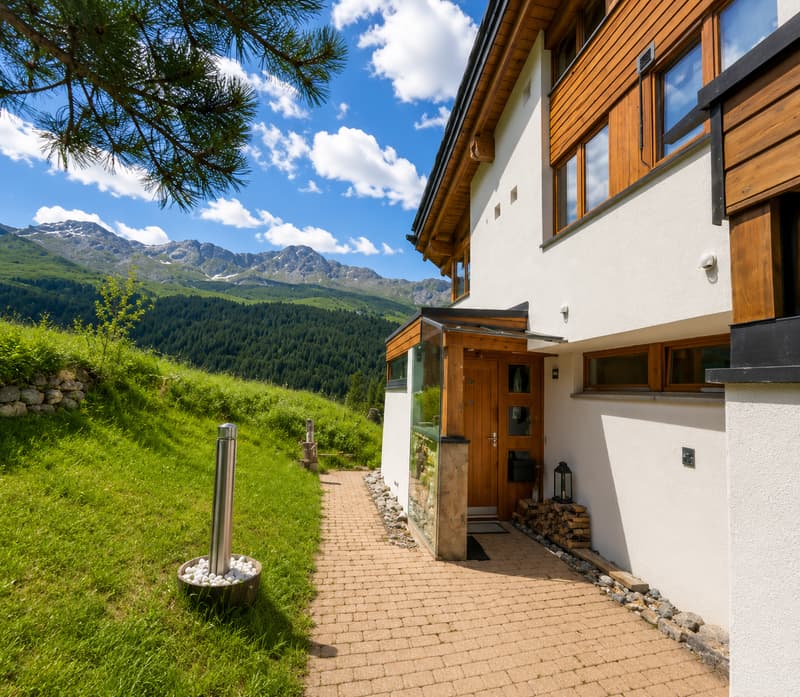 Attraktiver 4,5-Zimmer-Hausteil mit Galerie und traumhafter Aussicht in Valbella (5)