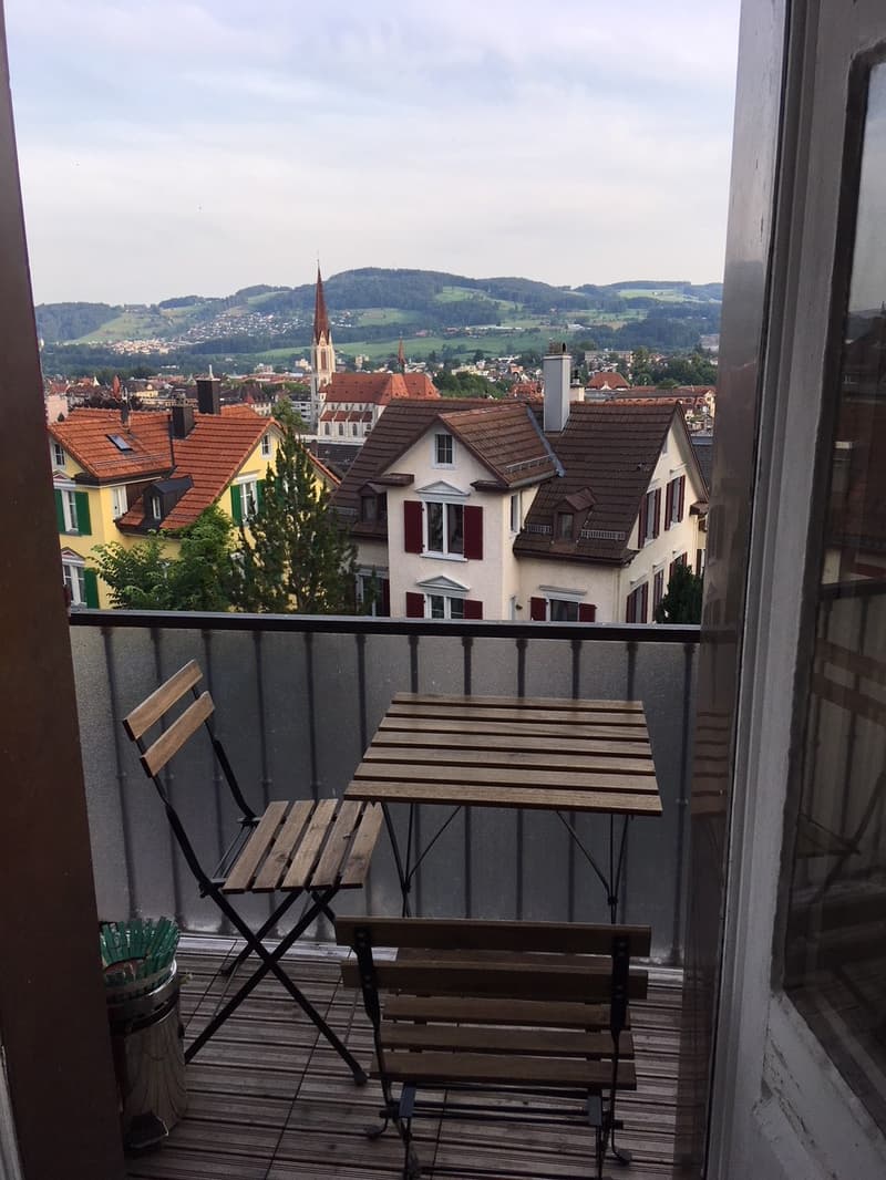 grosszügige 4 Zimmer-Wohnung mit super Aussicht, zwei Balkone und renoviertem Bad (3)