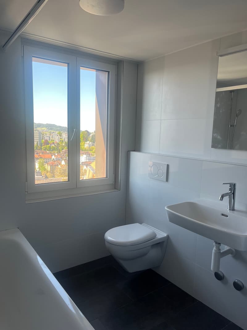 grosszügige 4 Zimmer-Wohnung mit super Aussicht, zwei Balkone und renoviertem Bad (7)