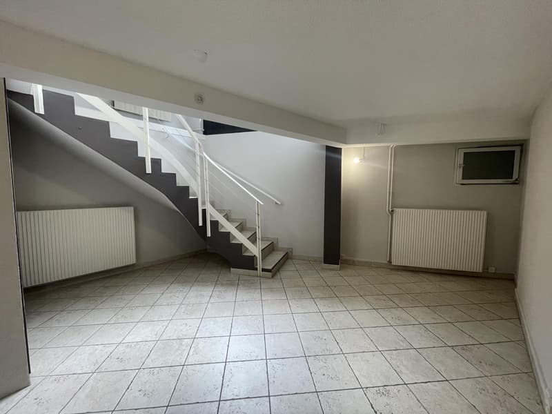 Commercial arcade ideally located (7)