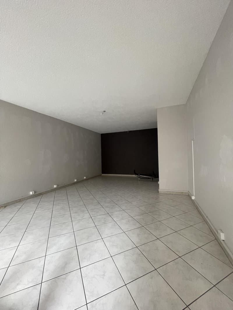 Commercial arcade ideally located (5)