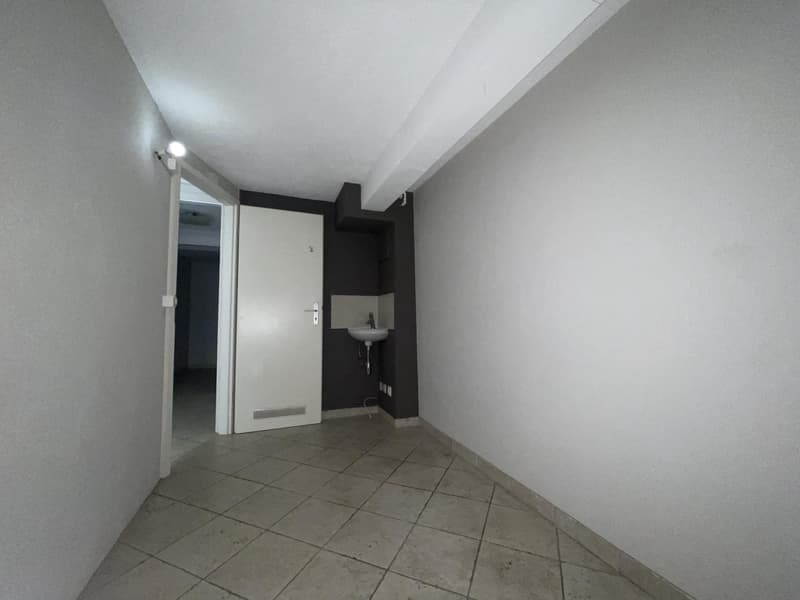 Commercial arcade ideally located (9)