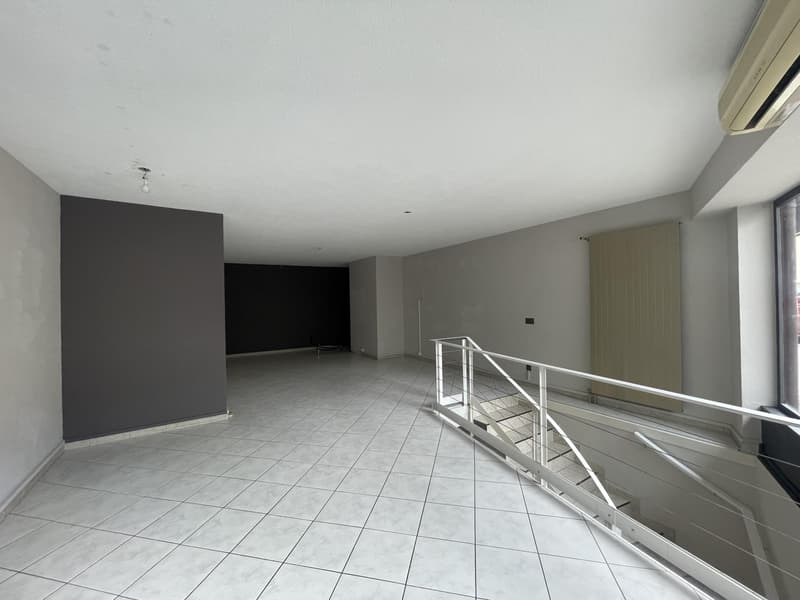 Commercial arcade ideally located (4)