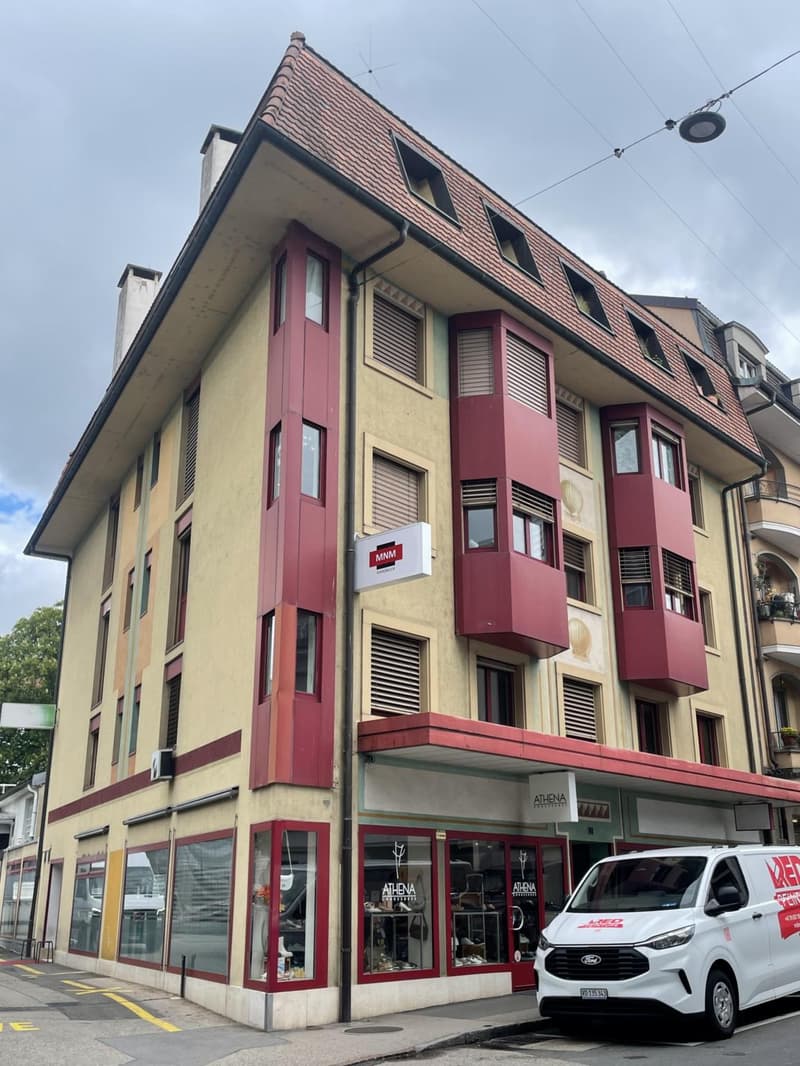 Commercial arcade ideally located (3)