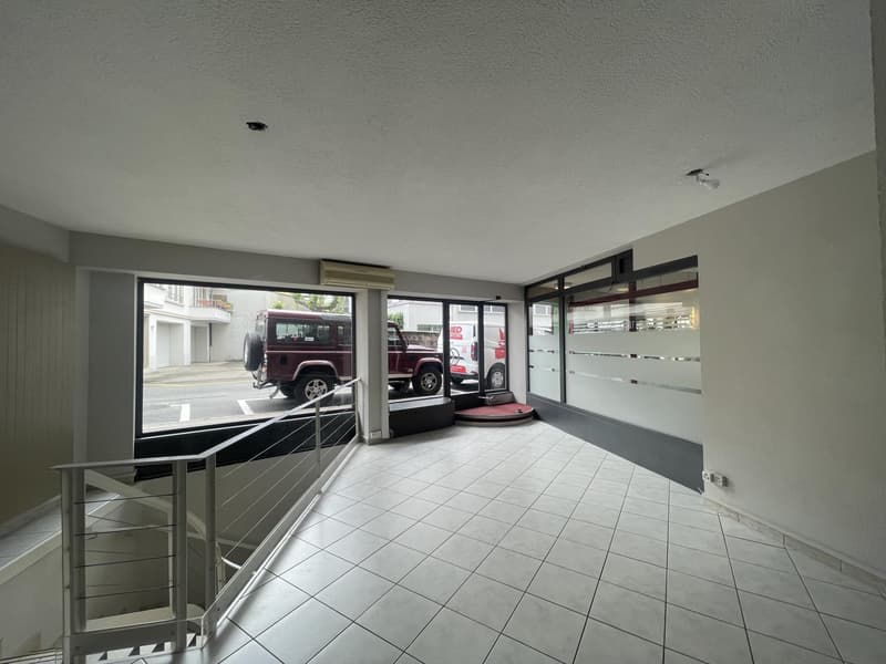 Commercial arcade ideally located (2)