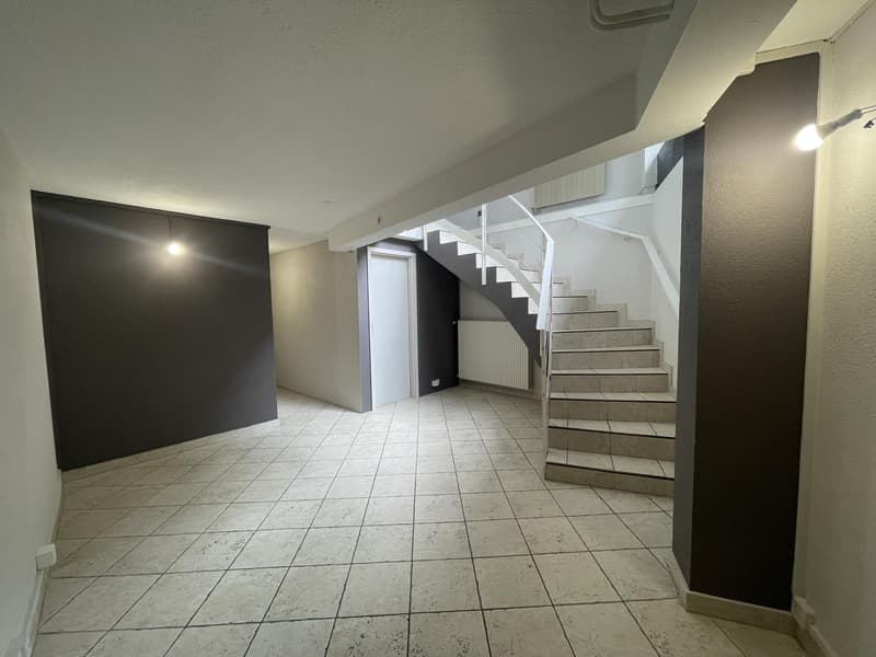 Commercial arcade ideally located (6)