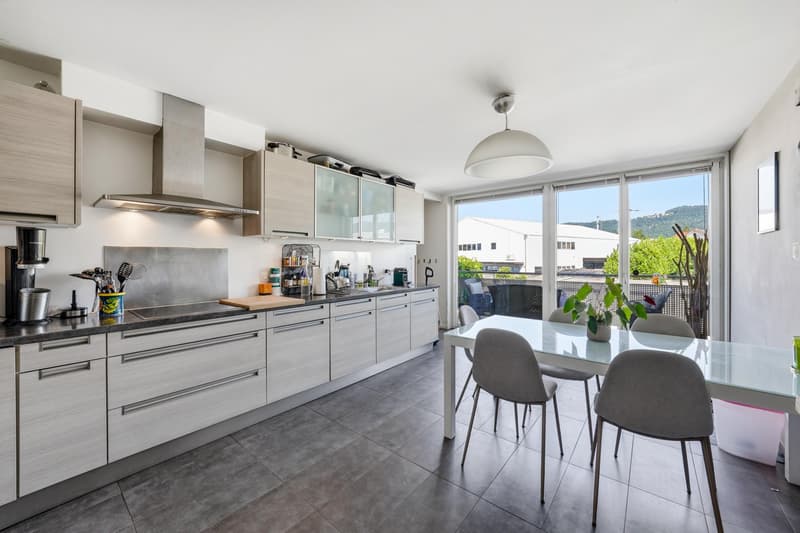 Beau duplex en attique de 5,5 pièces à Bursinel (5)