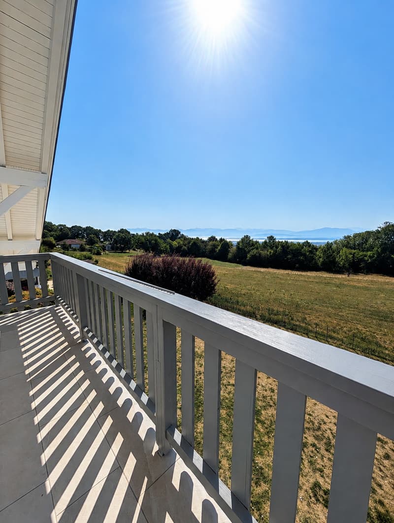 Superbe villa rénovée avec vue panoramique, piscine et vaste jardin (3)