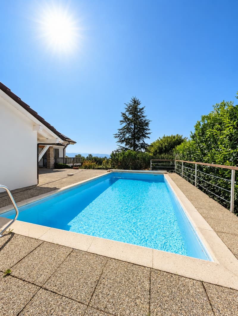 Superbe villa rénovée avec vue panoramique, piscine et vaste jardin (6)