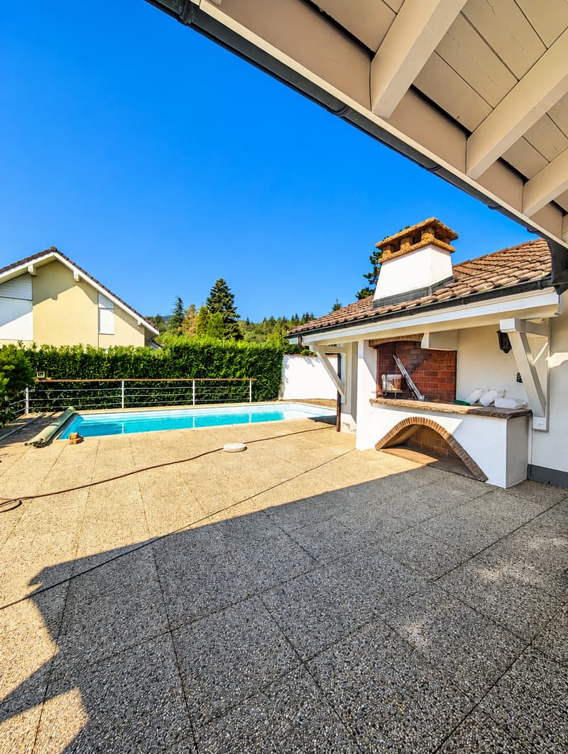 Superbe villa rénovée avec vue panoramique, piscine et vaste jardin (1)
