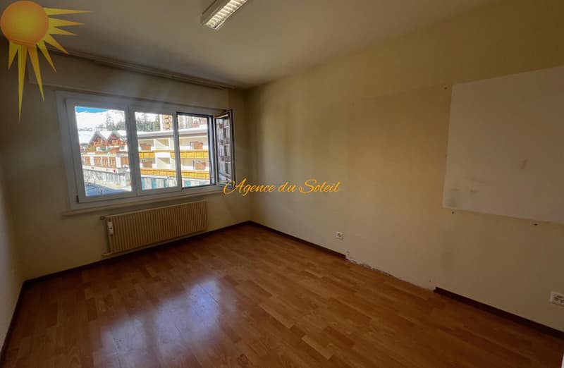 Plein coeur de Crans ! Lumineux appartement traversant de 4.5 pièces avec une chambrette complémentaire ! (12)