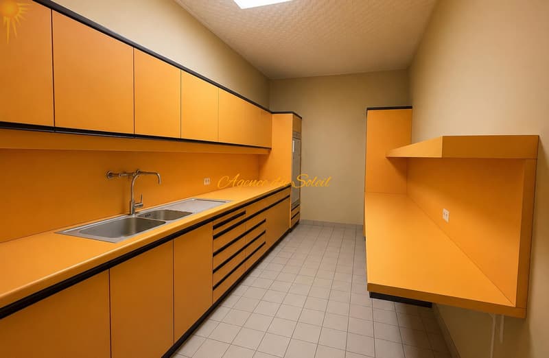Emplacement très recherché ! Spacieux local commercial de 228 m² au sein de la station. (3)