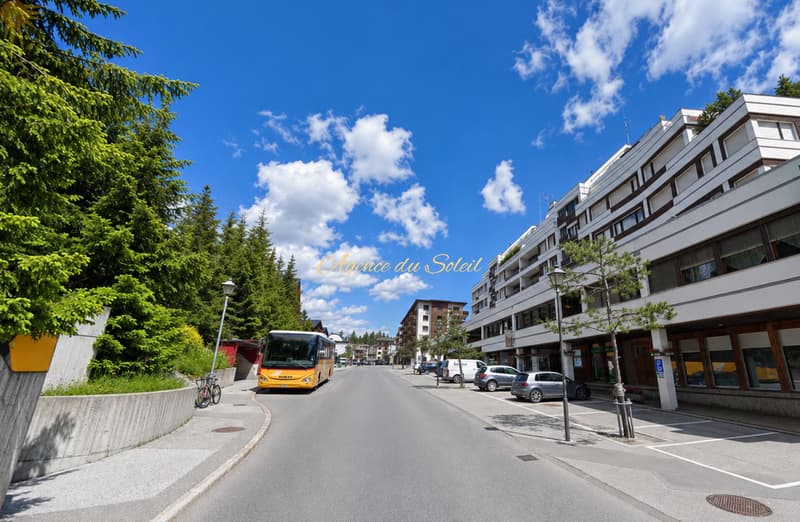 Cadre idéal pour ce lumineux 5.5 pièces d'angle avec grande terrasse plein sud ! (2)
