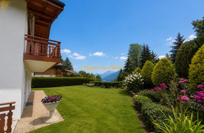 Adorable chalet familiale dans un emplacement privilégié verdoyant et calme ! (1)