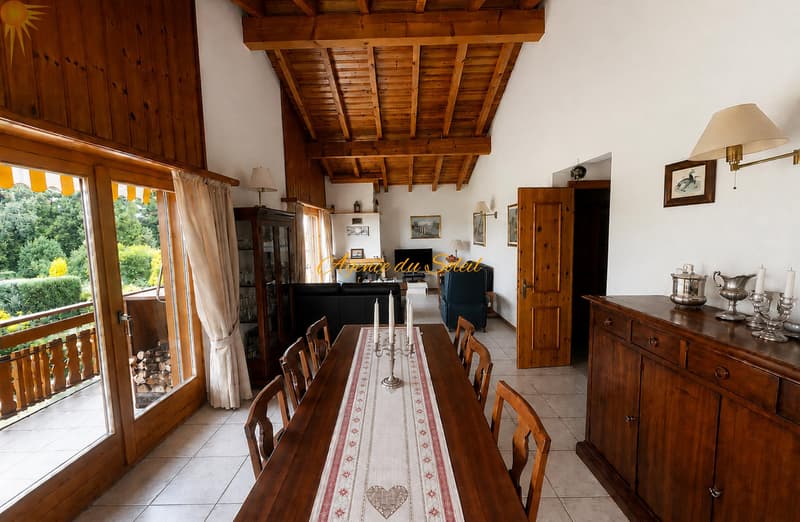 Adorable chalet familiale dans un emplacement privilégié verdoyant et calme ! (6)