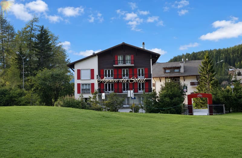À louer à la saison d'hiver : Bel appartement 2.5 pièces au bord du golf 18 trous et parking devant l'immeuble ! (2)