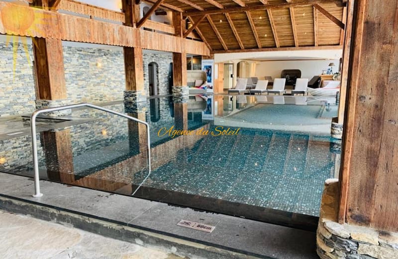 À louer UNIQUEMENT à l'année (à partir du 1r décembre) magnifique grand studio sud avec sa superbe vue ! (13)