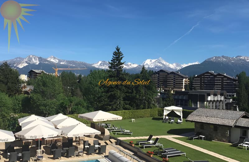 À louer UNIQUEMENT à l'année (à partir du 1r décembre) magnifique grand studio sud avec sa superbe vue ! (4)