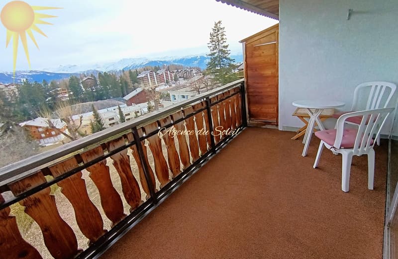 À louer UNIQUEMENT à l'année (à partir du 1r décembre) magnifique grand studio sud avec sa superbe vue ! (4)