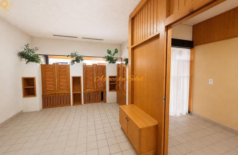 Emplacement très recherché ! Spacieux local commercial de 228 m² au sein de la station ! (2)