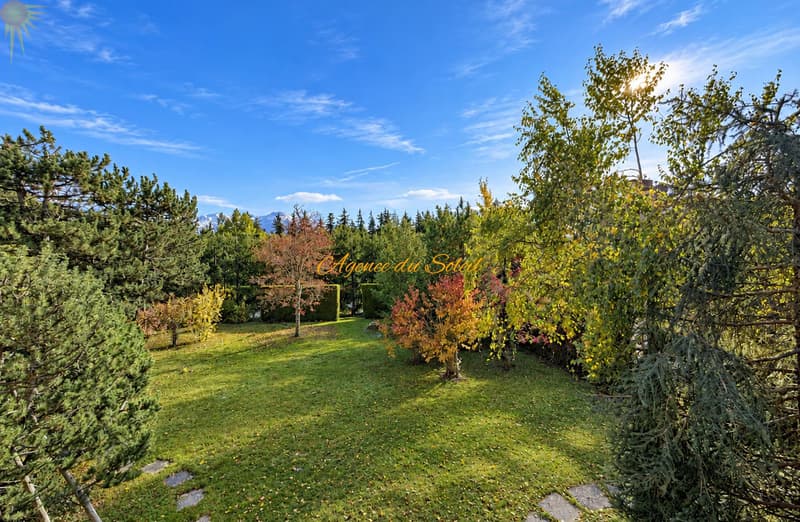 Très beau chalet de 6.5 pièces sur un grand terrain arborisé à Crans ! (8)