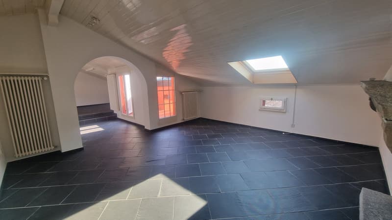 ROMANTICO E CONFORTEVOLE APP.TO 4.5 LOCALI MANSARDATO (1)