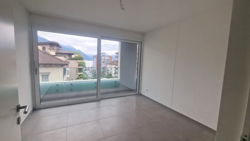 LUMINOSO E MODERNO 4.5 LOCALI CON VISTA LAGO (9)
