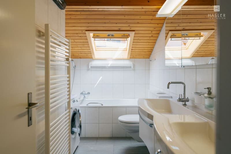 Charmante 2½-Zi-Dachwohnung - ein Zuhause mit Weitblick und Feriengefühl (7)